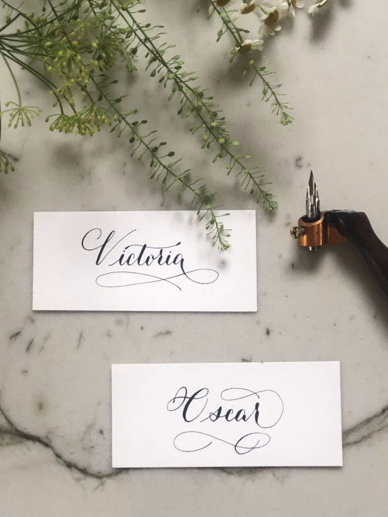 marque-place-calligraphiés pour décoration de table mariage